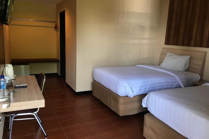 Room 6 of 16
