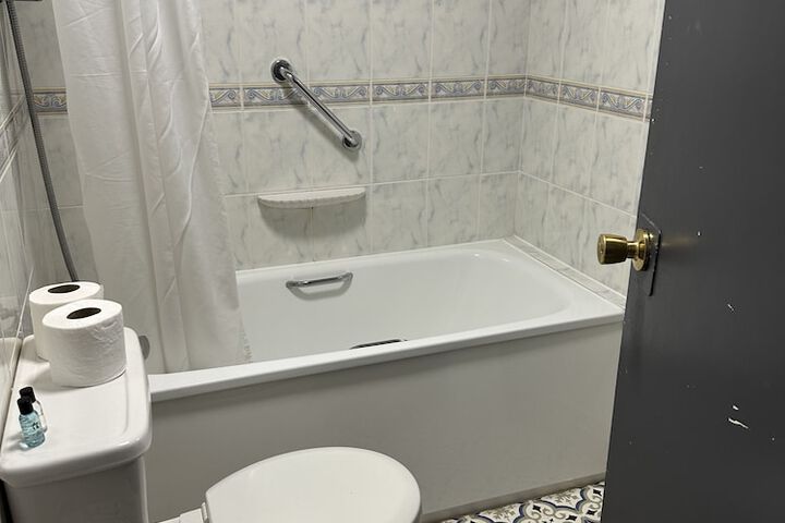 Room 32 of 171