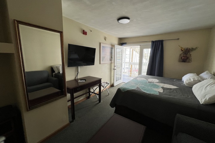 Comfort Room 1 King Bed Kitchen (2 of 70)
