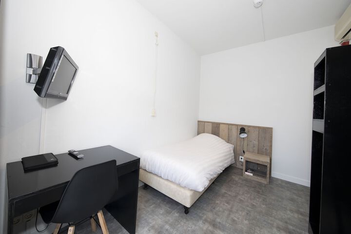Room 6 of 30