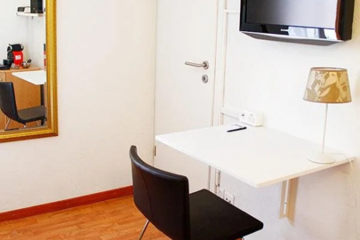 Room 5 of 12