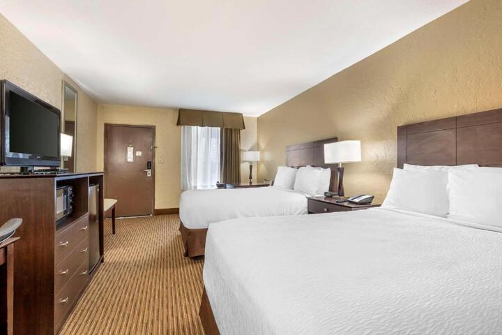 2 Double Accessible Comm Assist Roll in Shower Full Breakfast (8 of 10)