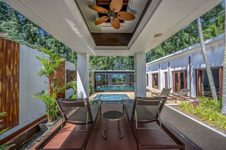 Hotel with Pool