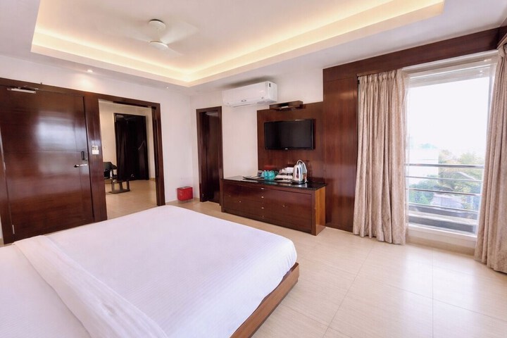 Room 5 of 10