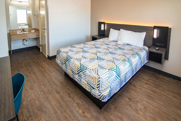 1 Queen Bed (19 of 19)