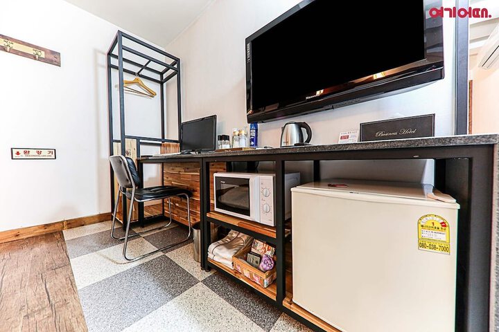Room 32 of 82