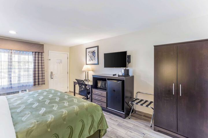 1 King Bed Accessible Upgrade (16 of 26)