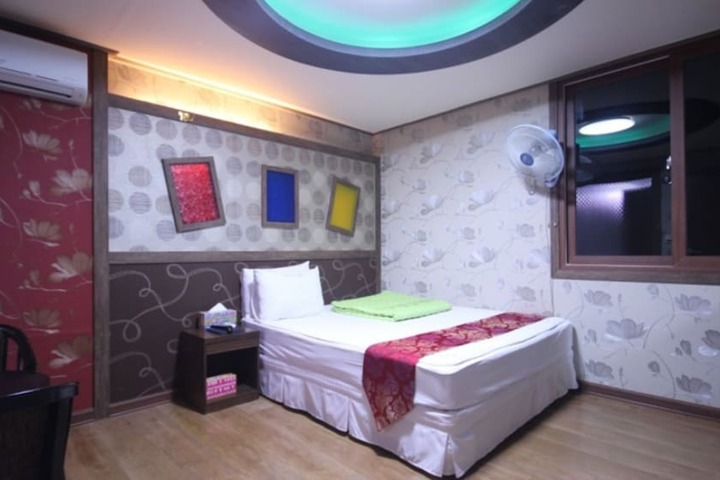 Room 4 of 18