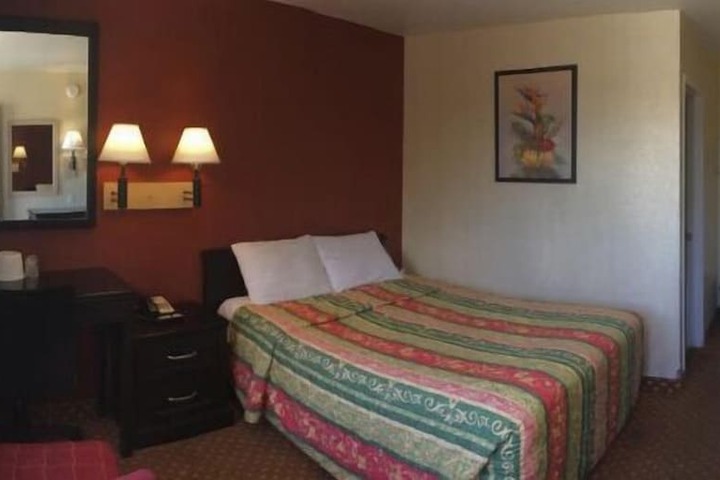 1 Queen Bed (2 of 7)