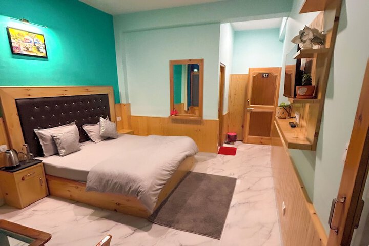 Room 12 of 27