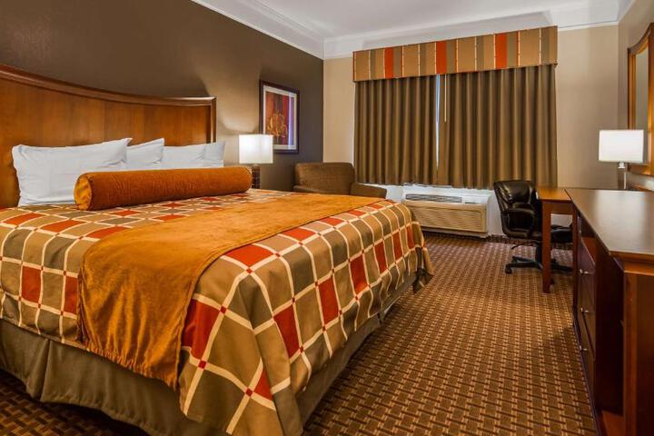 1 King Bed Executive Room, Microwave and Refrigerator WiFi Full Breakfast (2 of 10)