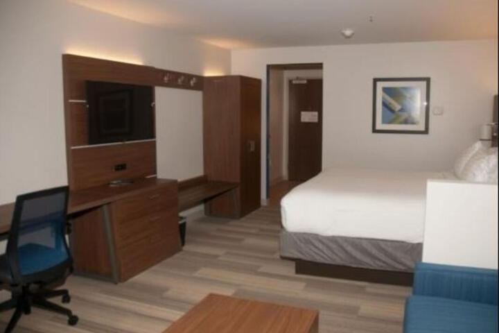 1 King Bed (7 of 9)