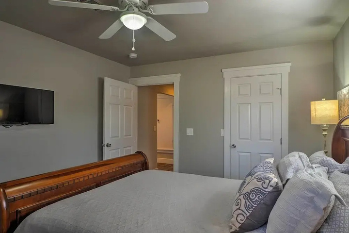 Photo of Cozy Home Blocks to Georgetown Square & SU!