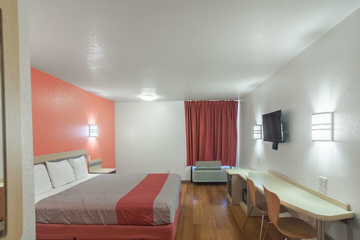 Deluxe Room 1 King Bed Accessible (8 of 14)