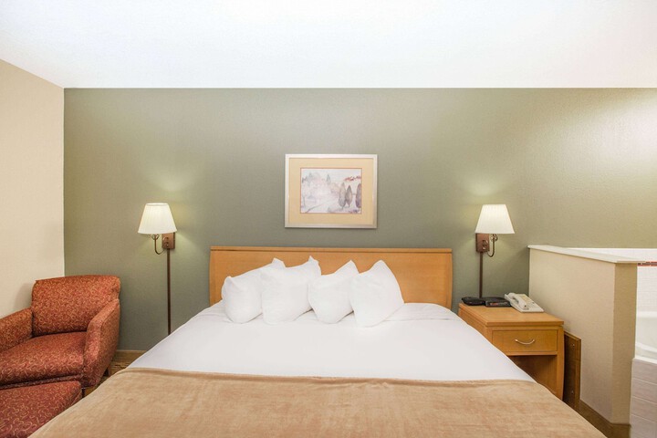 1 King Bed Mobility Accessible Bathtub with Grab Bars (9 of 12)