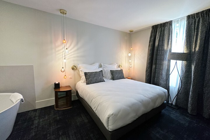 Room 27 of 76