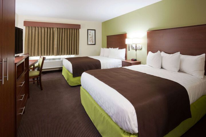 2 Queen Beds (2 of 4)