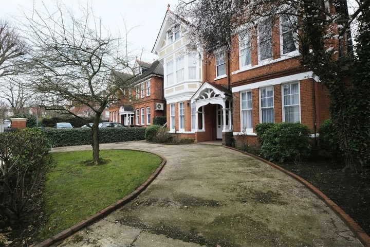 Amazing 3-bedroom Garden Flat for 6 in Ealing