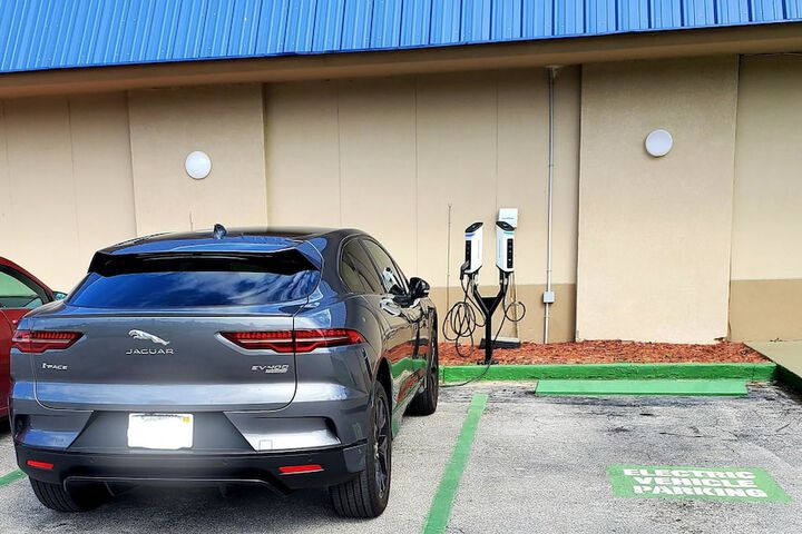 Electric vehicle charging station