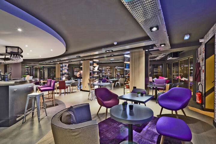 Lounge 30 of 43
