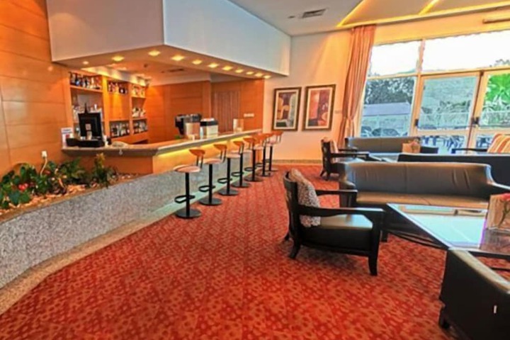 Lounge 27 of 34