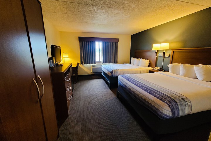 1 Queen Bed Accessible Room (3 of 9)