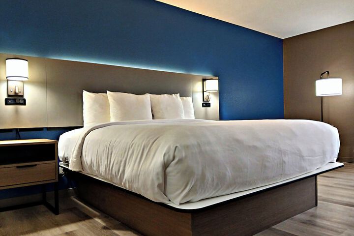 1 King Bed (10 of 21)