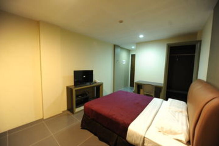 Room 6 of 28