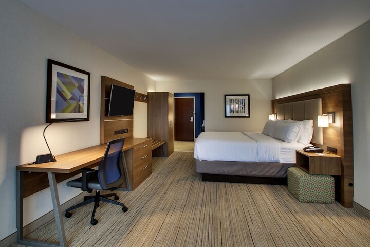 1 King Bed (4 of 10)