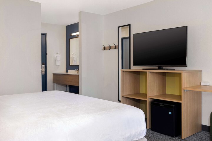 1 King Bed (8 of 18)