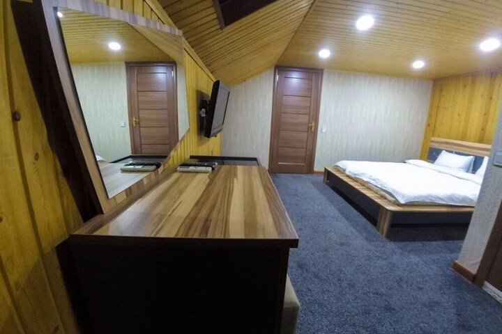 Room 11 of 18