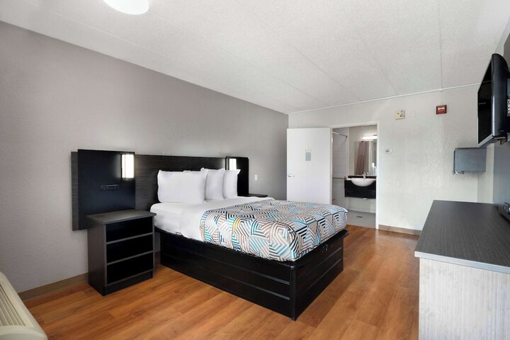 Room 13 of 36