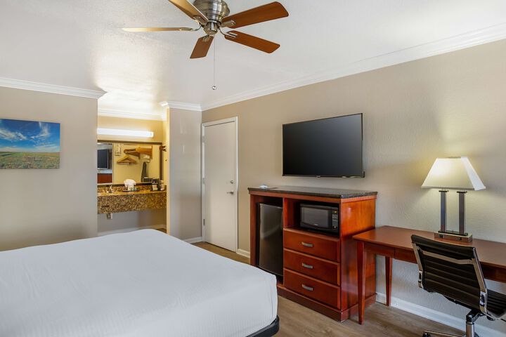 1 King Bed (4 of 18)