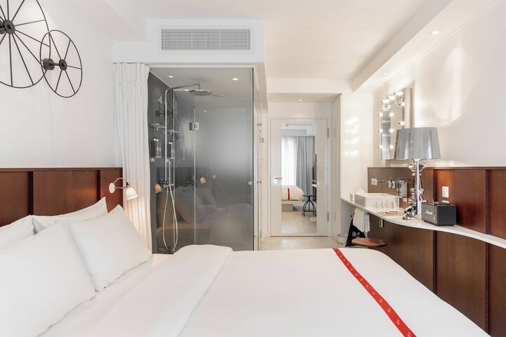 Room 13 of 65