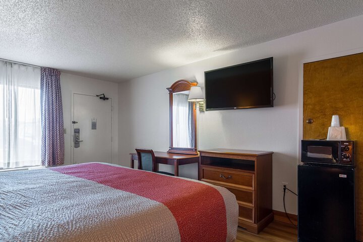 1 King Bed (3 of 9)