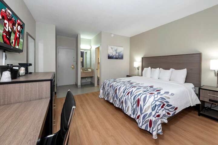 Deluxe King Room (3 of 24)