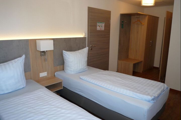 Room 4 of 28