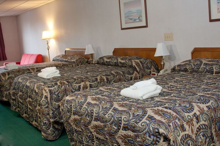 Classic 2 Queen Beds Not Wheelchair Accessible (4 of 14)