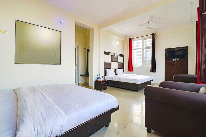 Room 6 of 12