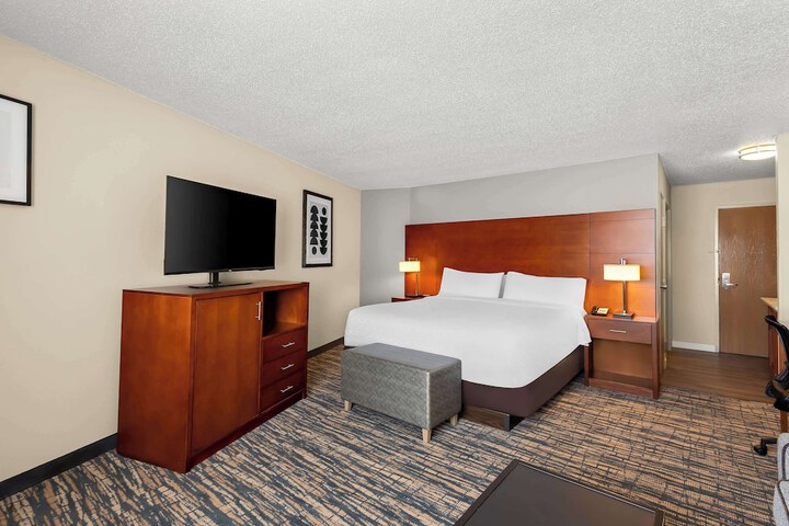 1 King Accessible Comm Assist Bathtub Microwave, Refrigerator Full Breakfast (5 of 33)