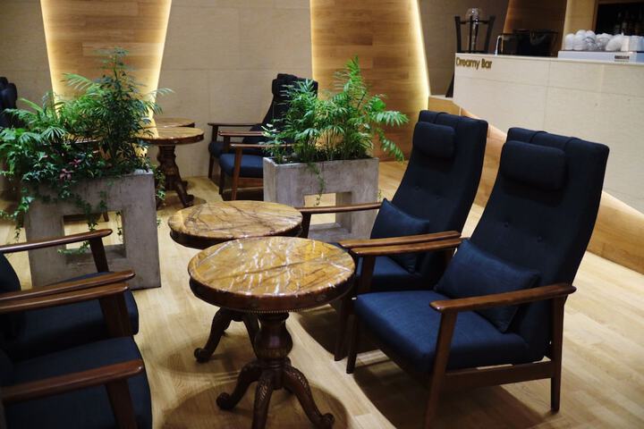 Lounge 40 of 50