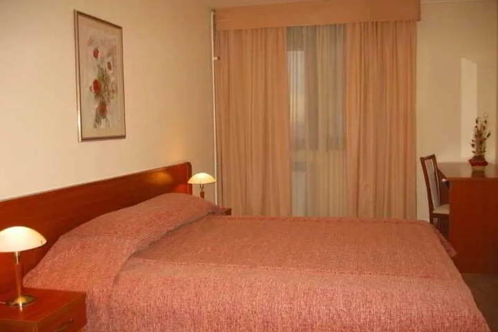 Room 4 of 6