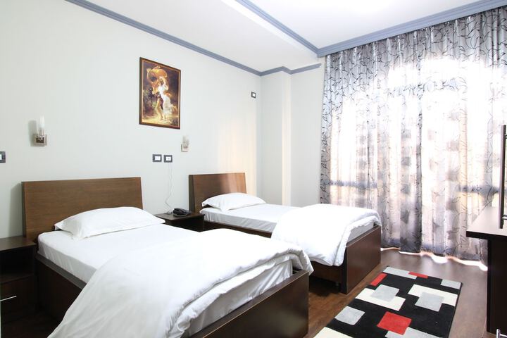 Room 4 of 28