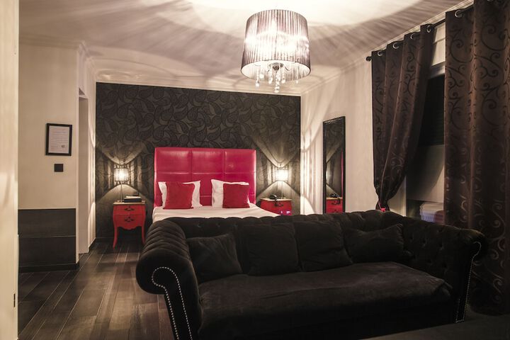 Room 102 of 161