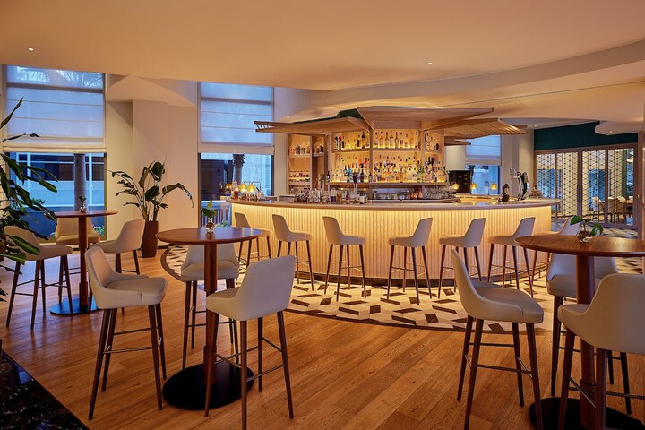 Lounge 112 of 139