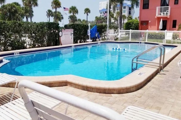 Pool 300 of 325