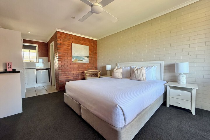 Room 16 of 34