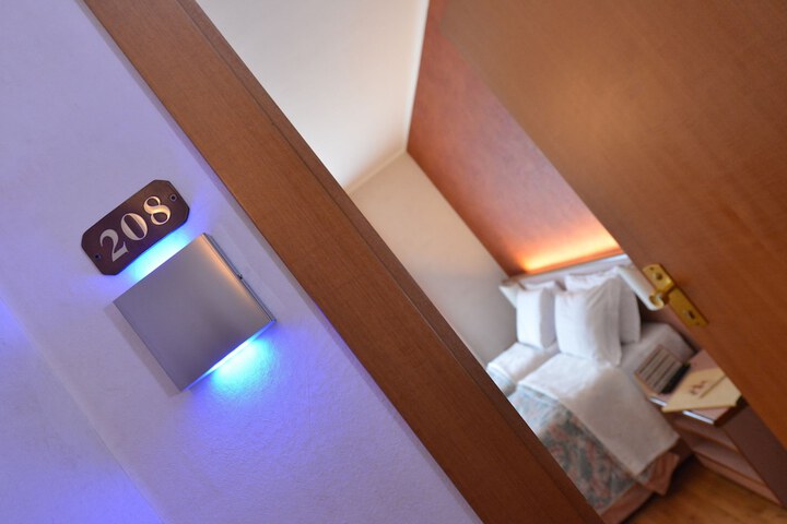 Room 6 of 33