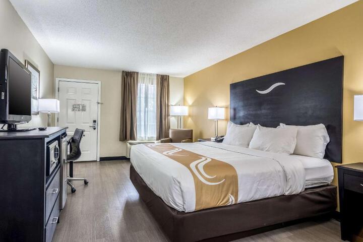 1 King Bed (2 of 12)