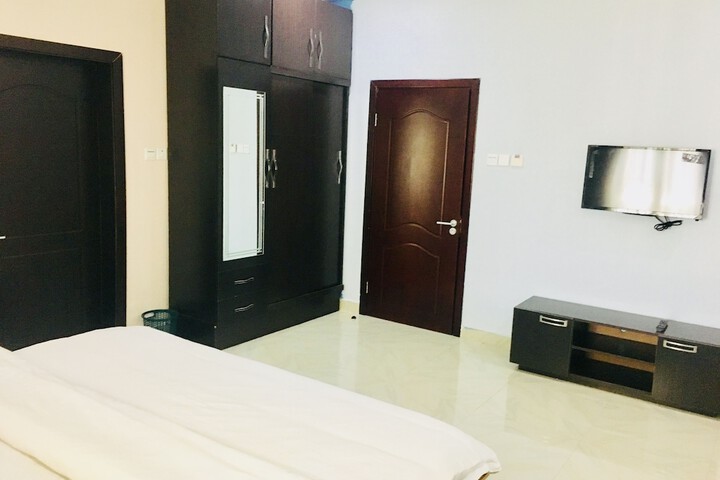 Room 6 of 10